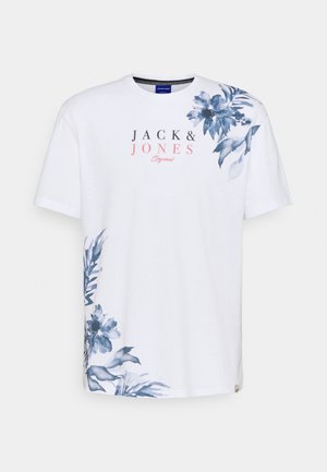 T-shirt blanc à manches courtes avec des imprimés floraux bleus sur l'épaule et l'ourlet, avec le texte "JACK & JONES Originals" en noir et rouge sur le devant.