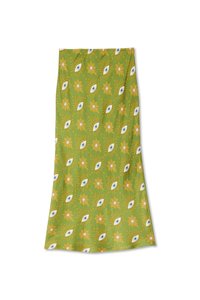 Tissu vert à motifs avec des yeux stylisés et des fleurs, doté d'une texture lisse et d'une coupe évasée, adapté à diverses utilisations créatives.