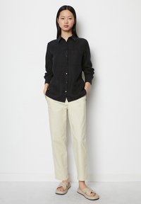 Marc O'Polo BLOUSE EASY SHAPED LONG SLEEVE CHEST POCKET SOLIDw - Užsagstoma palaidinė - black