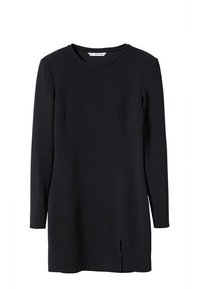 Robe noire à manches longues en tissu lisse, dotée d'un col rond et d'une fente sur le côté pour faciliter les mouvements. Design simple et minimaliste.