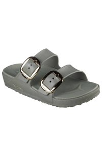 Sandalias grises con dos correas anchas y hebillas en tono dorado. Fabricadas con un material texturizado y ligero, presentan una plantilla contorneada y una suela resistente.