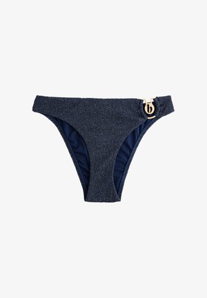 Bas de bikini bleu marine avec tissu scintillant et détail boucle circulaire dorée sur la hanche droite, fond uni.