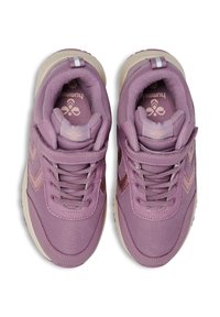 Et par lilla børnesneakers med velcroremme, snørebånd og hvide såler, set ovenfra på en hvid baggrund.