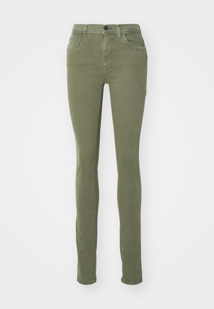 Olivgrüne Slim-Fit-Jeans aus weich blendendem Baumwollmaterial, mit zwei vorderen Taschen, einem Knopfverschluss und einer glatten, strukturierten Oberfläche.