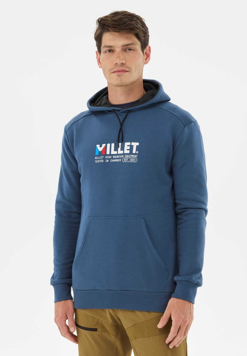 Niebieska bluza z kapturem, z kieszenią z przodu i logo. Materiał wydaje się miękki z szczotkowaną teksturą. Sznurki do regulacji wokół szyi.