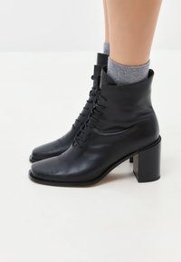 Cesare Gaspari Fűzős bokacsizmák - black