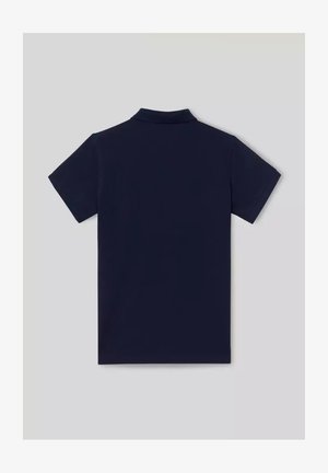 Polo de manga corta color azul marino, extendido plano mostrando el reverso con un cuello acanalado sobre un fondo liso y claro.