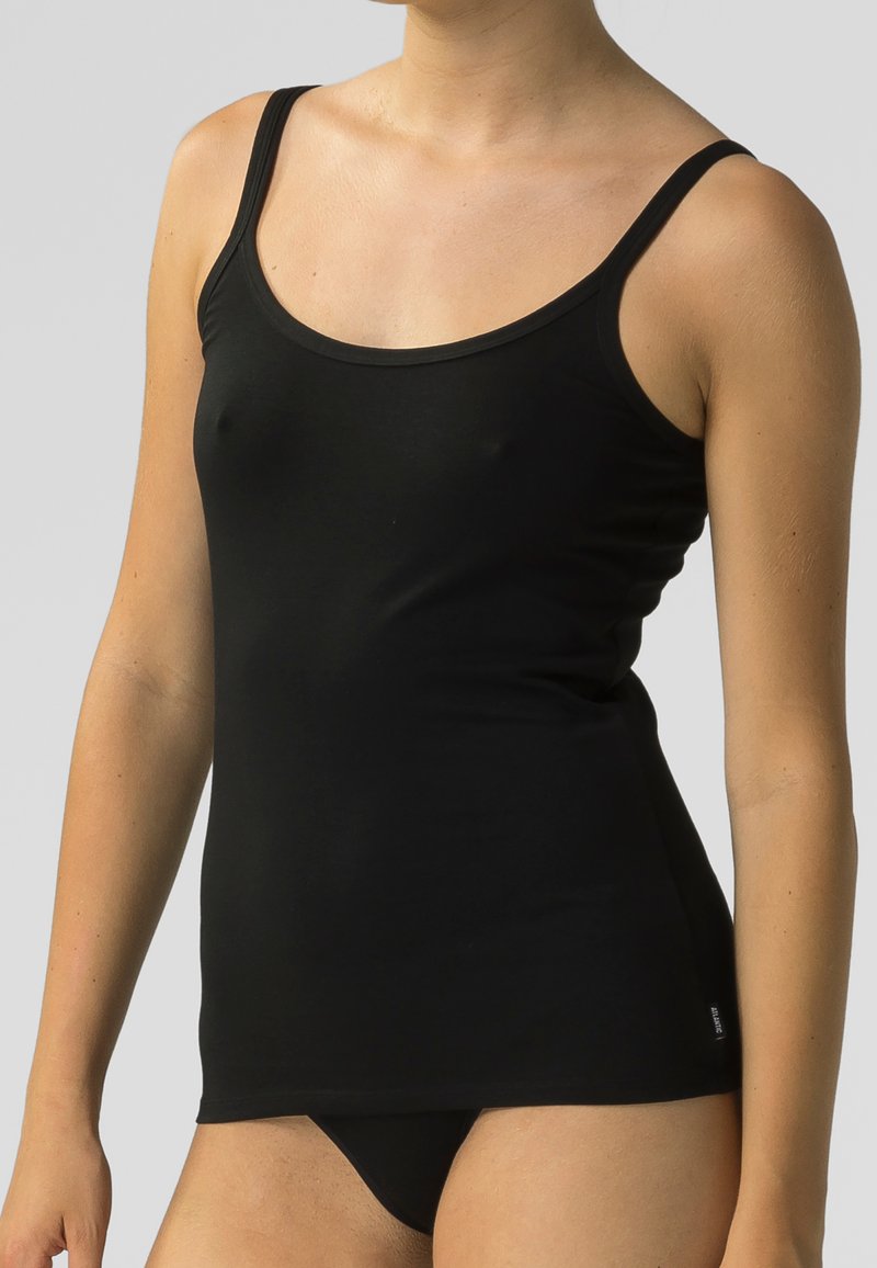 Czarna bluzka na ramiączkach wykonana z gładkiego materiału, z cienkimi ramiączkami i okrągłym dekoltem. Dopasowany krój bez widocznych wzorów ani detali.