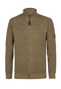 Sweater marrón con cremallera, diseño de punto texturizado, cuello alto y dobladillo en contraste. Presenta cremallera frontal y logo de parche en la manga.