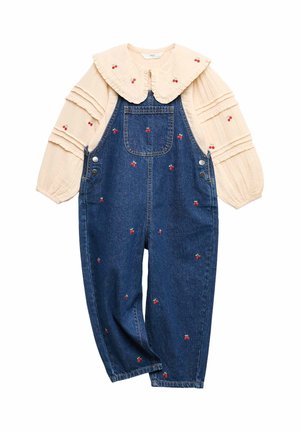 Denim-overalls med små broderede kirsebær, kombineret med en cremefarvet bluse med stor flæset krave og kirsebærbroderi.