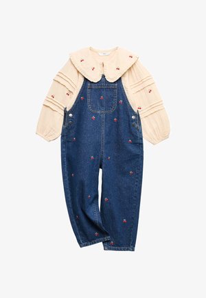 Jeans-Overall mit kleinen, bestickten Kirschen, kombiniert mit einer cremefarbenen Bluse mit großem, gerafftem Kragen und Kirschstickerei.