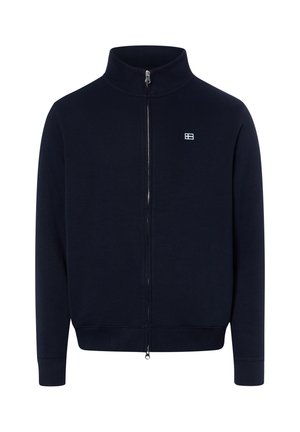 Donkerblauwe jas met een rits over de volle lengte, opstaande kraag, geribde boorden en zoom, en een klein wit rechthoekig logo op de linker bovenborst.