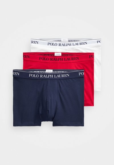 Trīs bokseru apakšbikses: tumši zilas, sarkanas un baltas, ar elastīgām jostām, uz kurām melnajā rakstā ir norādīts "POLO RALPH LAUREN". Mīksts kokvilnas materiāls.