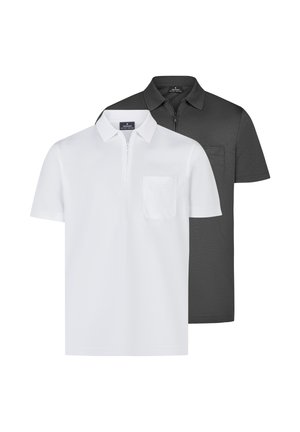Zwei Poloshirts, eines weiß und eines dunkelgrau, beide mit kurzen Ärmeln, Kragen, vorderen Taschen und teilweisen Reißverschlüssen.
