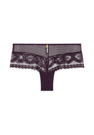 Sous-vêtements féminins en dentelle violet foncé avec des motifs floraux, des bords festonnés et un petit charm décoratif doré au centre de la ceinture.