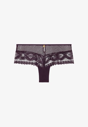 Sous-vêtements féminins en dentelle violet foncé avec des motifs floraux, des bords festonnés et un petit charm décoratif doré au centre de la ceinture.
