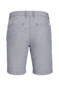 Shorts en coton bleu clair avec un tissu texturé, dotés de poches arrière et d'une conception de taille simple.
