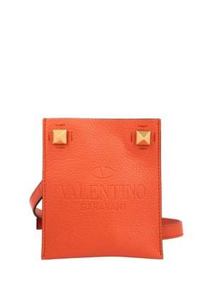 Pochette en cuir orange Valentino Garavani avec logo embossé et deux clous pyramides dorés aux coins supérieurs, avec une fine lanière.