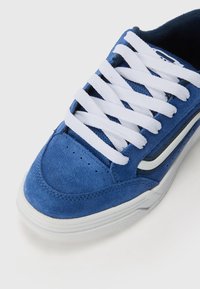 Blaue Wildledersneaker mit weißen Schnürsenkeln, ausgestattet mit einer Netz-Zunge, Perforationen an der Zehenpartie und einer weißen Gummisohle mit strukturiertem Grip.
