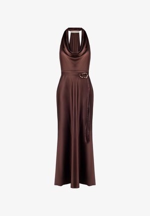 Abito lungo in satin marrone con scollatura a cappuccio, silhouette aderente e un accento decorativo in metallo in vita. Tessuto liscio.
