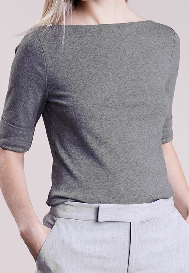 Haut gris à manches courtes avec un large décolleté, présentant une texture lisse similaire au coton. Associé à un pantalon taillé gris clair.