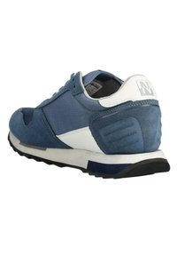 Sneaker in suede e mesh blu con dettagli bianchi, punta tonda e suola in gomma nera. Include un marchio sul tallone e pannelli testurizzati.