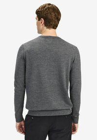 Grå långärmad tröja med strukturerad stickning, rundad halsringning och ribbad nederkant. Bakvy visar slätt tyg och skräddarsydd passform.