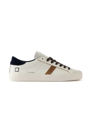 Sneaker basse in pelle bianca con stringhe marrone scuro, striscia laterale marrone, tallone blu navy e piccolo logo quadrato nero sul lato.