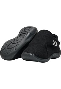 Svarta slip-on skor tillverkade av mjukt filtmaterial med en texturerad gummisula. Har vita accentstriper och en bekväm, rundad form.