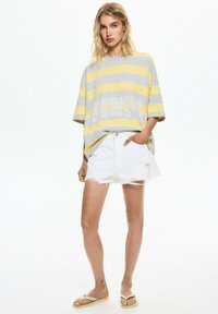 PULL&BEAR - STRIPED - T-shirt imprimé - light yellow Image miniature 1