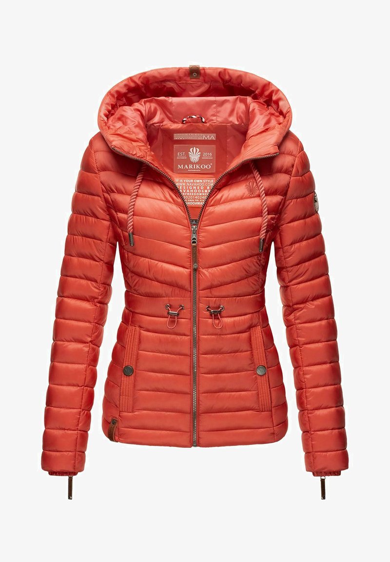 Jachetă roșie căptușită cu glugă, cu fermoar frontal, șnur la talie, buzunare laterale și detaliu subtil al logo-ului pe material.