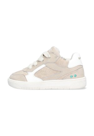 Beige en witte lage sneaker met witte veters, gestructureerde panelen en een teal stiksel detail aan de zijkant, gezien vanaf de buitenkant.