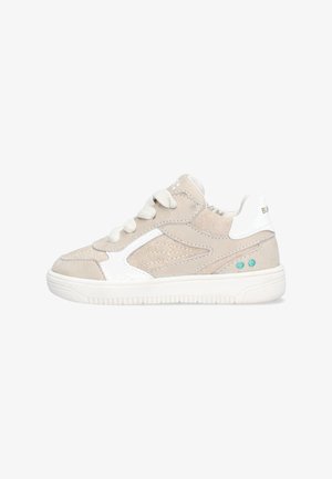 Beige en witte lage sneaker met witte veters, gestructureerde panelen en een teal stiksel detail aan de zijkant, gezien vanaf de buitenkant.