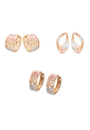 Trei perechi de cercei tip cerc în nuanțe de auriu, auriu roze și argintiu, cu decupaje geometrice și modele în dungi pe fundal alb.