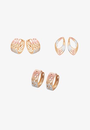 Trzy pary kolczyków kołowych w kolorze złotym, różowego złota i srebrnym, z geometrycznymi wycięciami i paskowanymi wzorami na białym tle.
