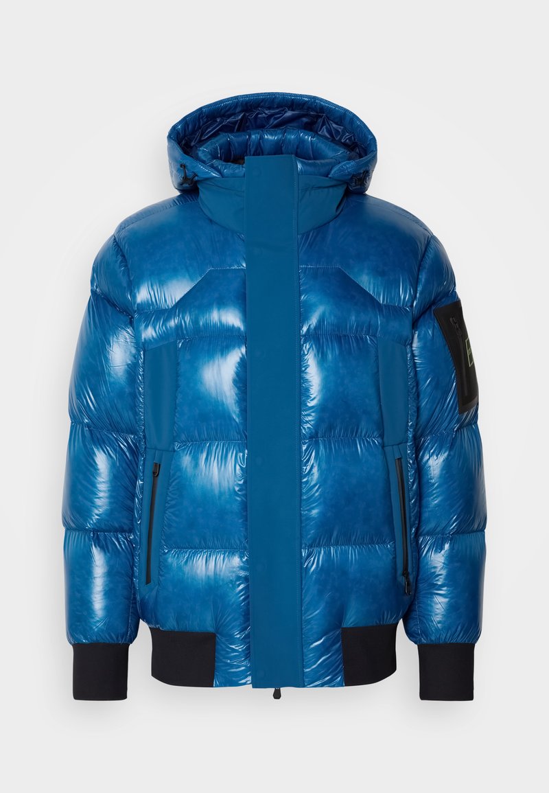 Veste en duvet bleue avec une texture matelassée brillante. Elle est dotée d'une capuche, d'une fermeture éclair à l'avant, de deux poches latérales et de poignets côtelés. Accents noirs sur les manches.