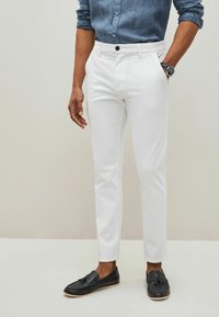 Next - SLIM FIT - Vászonnadrágok - white Miniatűr kép 1