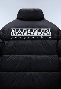 Svart puffjacka med hög krage, horisontell quiltning och en framträdande vit tryckt logotyp på baksidan som säger "NAPAPIJRI geographic."