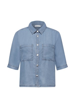 Jasnoniebieska koszula jeansowa z krótkim rękawem, zapinana na guziki z przodu, z dwoma kieszeniami na piersi i spiczastym kołnierzykiem.