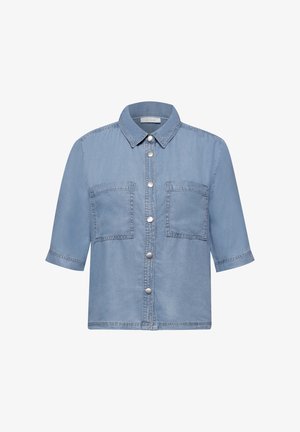 Jasnoniebieska koszula jeansowa z krótkim rękawem, zapinana na guziki z przodu, z dwoma kieszeniami na piersi i spiczastym kołnierzykiem.