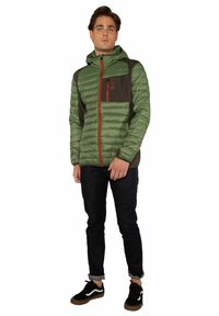 Giacca a vento isolante con cappuccio caratterizzata da un motivo a quadri verde, dettagli in grigio scuro, una zip arancione e una tasca sul petto con logo.