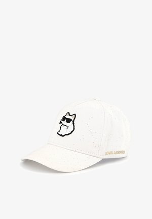 Witte baseballpet met spikkels, met een zwart-wit kattenafbeelding die een zonnebril draagt. "KARL LAGERFELD" in goud aan de zijkant.