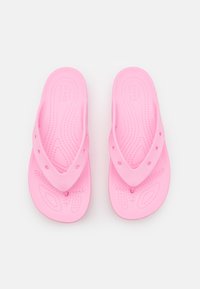 Infradito rosa realizzati in materiale leggero, caratterizzati da una soletta testurizzata e un design a fascia con fori di ventilazione per il massimo comfort.