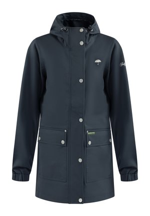 Wodoodporna granatowa kurtka przeciwdeszczowa z kapturem, zatrzaskami, dwoma przednimi kieszeniami oraz haftowanym logo na piersi. Gładka faktura.