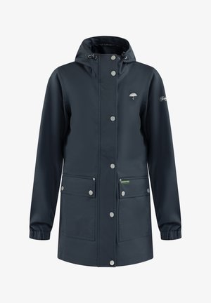 Wodoodporna granatowa kurtka przeciwdeszczowa z kapturem, zatrzaskami, dwoma przednimi kieszeniami oraz haftowanym logo na piersi. Gładka faktura.