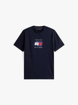 T-shirt de algodão azul marinho com um gráfico central com "TOMMY HILFIGER" e um design retangular em vermelho, branco e azul com "1985".