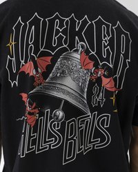 Musta t-paita, jossa on suuri graafinen kuva kellosta, jota ympäröivät punaiset lepakkomaiset hahmot, ja jossa lukee rohkealla fontilla "JACKER HELLS BELLS".