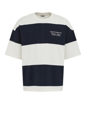T-shirt oversize à manches courtes avec de larges rayures horizontales bleu marine et blanches, portant le texte « Sports & Leisure Club Cercle Privé » sur la poitrine.