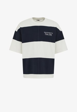 Oversized T-shirt met korte mouwen en brede horizontale navy- en witte strepen, met de tekst "Sports & Leisure Club Cercle Privé" op de borst.
