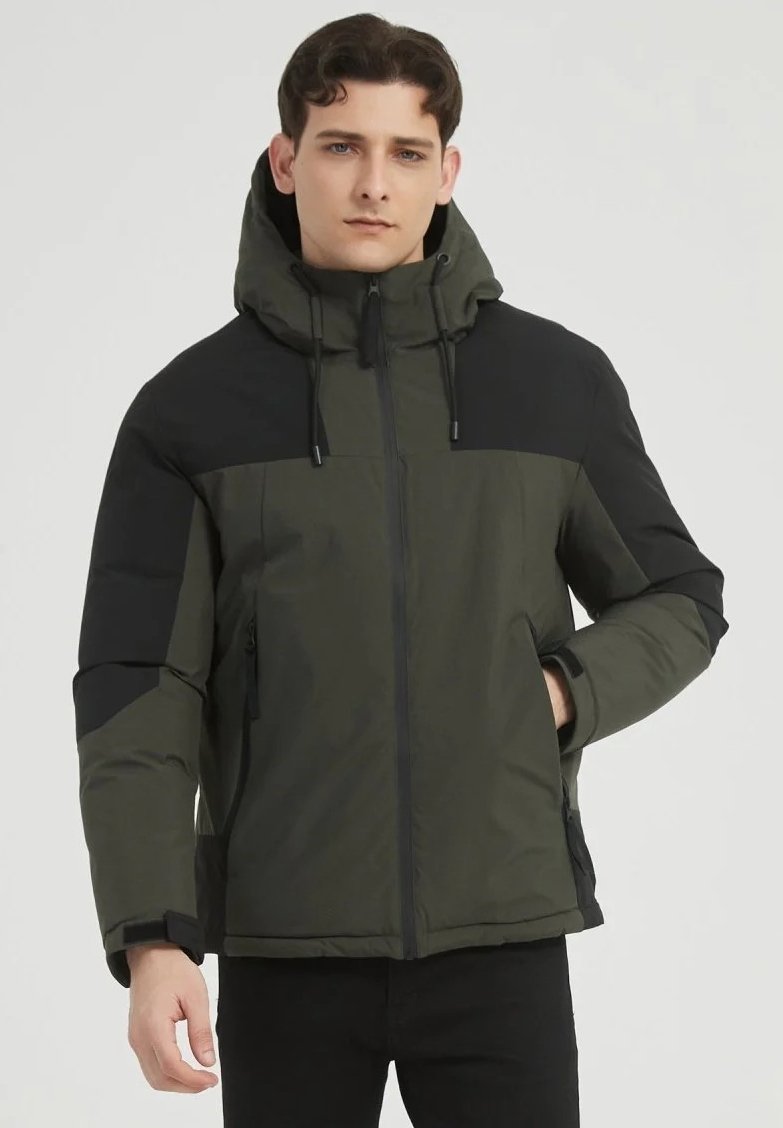 Blouson rembourré en vert olive foncé avec des accents noirs, doté d'une fermeture éclair à l'avant, d'une capuche réglable et de poches latérales pour le rangement.